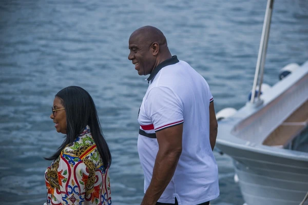 Bio je košarkaški genije pa na RUTINSKOJ kontroli saznao da ima HIV! Žena mu je bila TRUDNA, 12 sati ležao na podu od šoka, a onda joj je rekao: Njena reakcija ga je ganula do srži