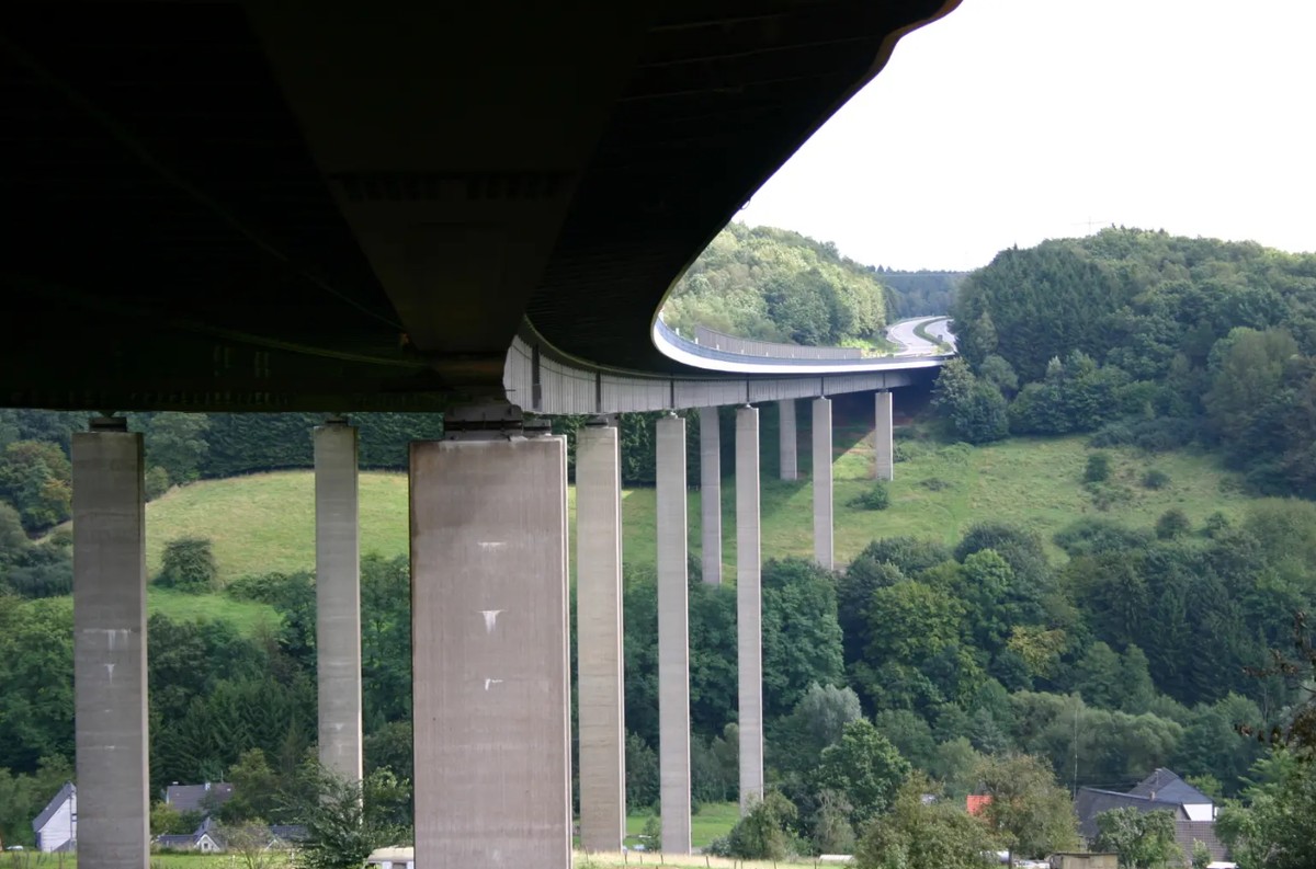 Most na A4 na skraju wytrzymałości. Kierowcy ciężarówek mogą doprowadzić do jego zamknięcia