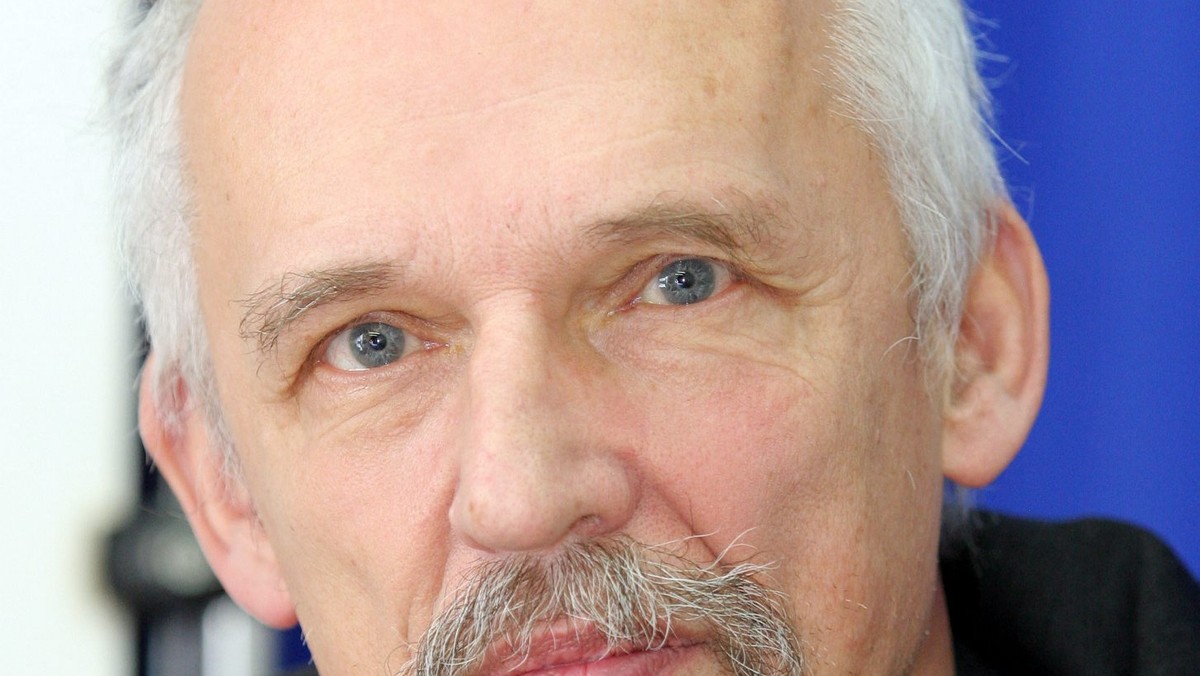 Janusz Korwin-Mikke, kandydat w wyborach prezydenckich, powiedział w wywiadzie dla Onet.pl, że "prawo głosu powinna mieć tylko jedna osoba: król". Krytykując demokrację wyraził pogląd, że "ustrój monarchistyczny wróci z całą pewnością". Zapytany, dlaczego kandyduje po raz czwarty, odpowiada: "Bo się poświęcam dla ludzi. Dla mnie to wielkie poświęcenie".