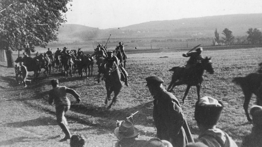 Szarża kawalerii - fot. Narodowe Archiwum Cyfrowe - domena publiczna