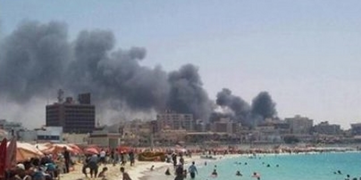 Egipskie plaże oblegane, a miasto płonie