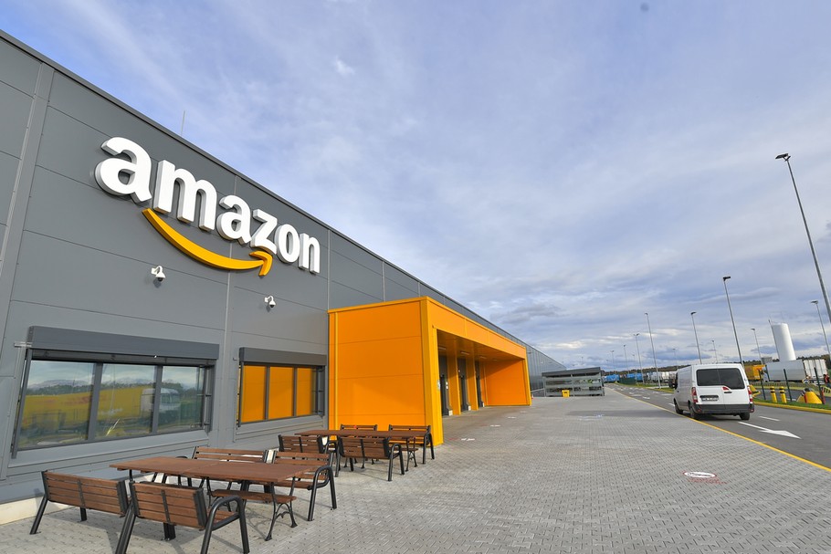 Budynek nowego Centrum Logistycznego Amazon w Okmianach koło Bolesławca