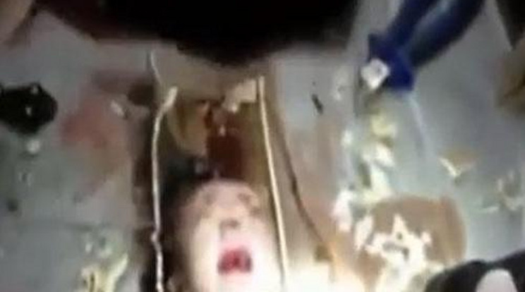 Életben maradt a vécén lehúzott újszülött! - Videó