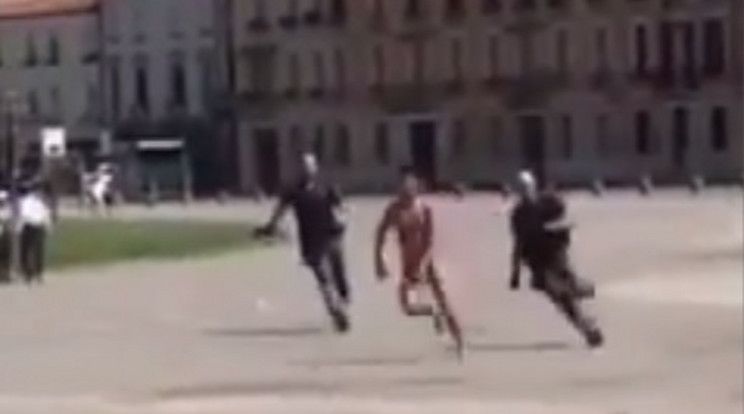 A 22 éves férfi meztelenül futott át a téren. /Fotó: Youtube