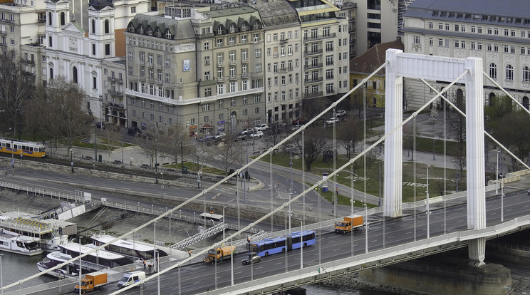 A hétvégén mossák az Erzsébet hidat / Fotó: FKF