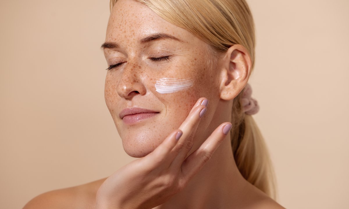 Ta rozjaśniająca petarda usunie każdy rodzaj przebarwień. Jest precyzyjna jak laser!