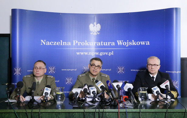 Szef Wojskowej Prokuratory Okręgowej w Warszawie płk Ireneusz Szeląg (C), jego zastępca płk Ryszard Filipowicz (L) i p.o. rzecznika ppłk Janusz Wójcik (P), podczas briefingu prasowego NPW nt. bieżących informacji dotyczących śledztwa w sprawie katastrofy smoleńskiej z 10 kwietnia 2010 roku. Fot. Paweł Supernak