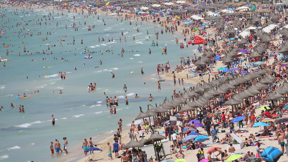 Protesty na plażach i oblewanie wodą turystów. W Hiszpanii mają dość