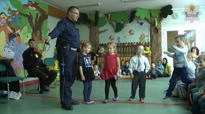 Policjanci uczą dzieci zasad bezpieczeństwa