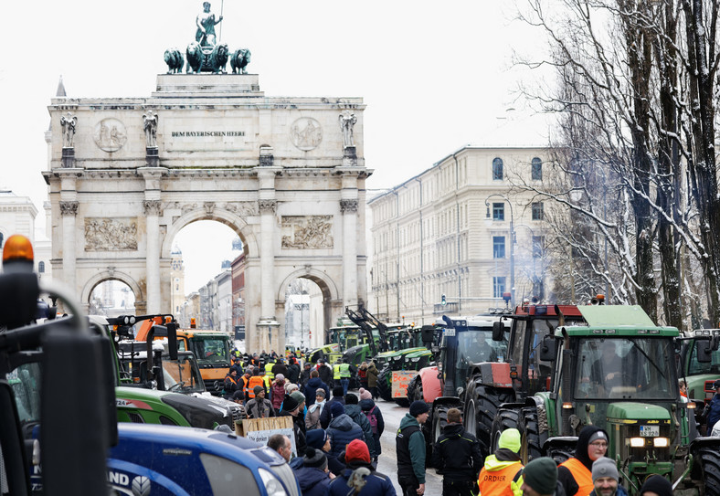 Rolnicy protestujący w Berlinie przeciwko planom oszczędnościowym rządu federalnego, Niemcy, 8 stycznia 2024 r.