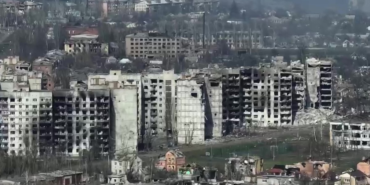 Zniszczenie Bachmutu na filmie. Niezwykły obraz na spalonym bloku.