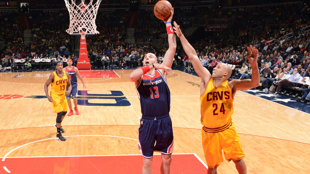 Washington Wizards wysoko wygrali z Cleveland Cavaliers 113:99. Końcowy rezultat nie przedstawia rzeczywistej przewagi, jaką mieli w trakcie meczu Czarodzieje. Marcin Gortat zdobył 13 punktów i miał dziewięć zbiórek.