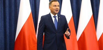 Tego jeszcze nie było! Andrzej Duda odbiera nadane przez siebie odznaczenia