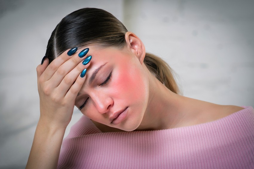 Ako ste na otvorenom bez kape, možete zaraditi toplotni udar. Ilustracija