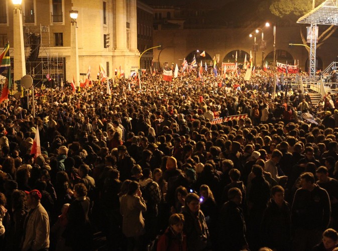 Wierni czekają na wejscie na plac św. Piotra