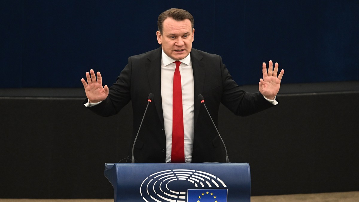 Dominik Tarczyński przegrał proces z Fundacją Otwarty Dialog, przeprasza za pomówienia [Źródło: Onet]