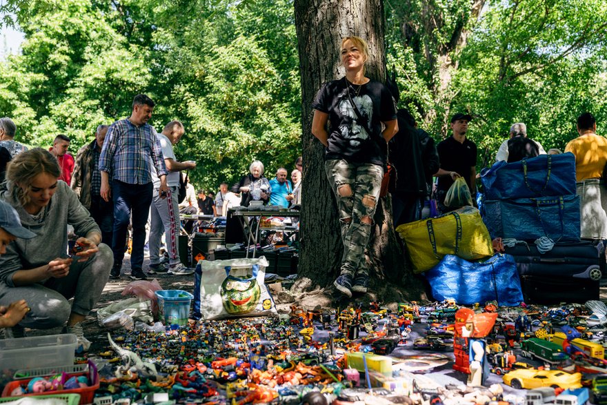 Karolina oparta o drzewo uważnie śledzi każdy ruch oglądających