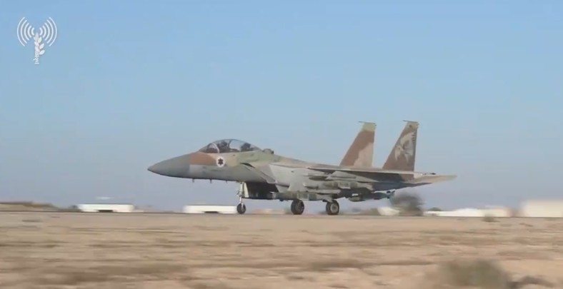 Izraelski F-15 startujący przed bombardowaniem pozycji Hezbollahu. Na zdjęciu widzimy bombu GBU-31 JDAM.