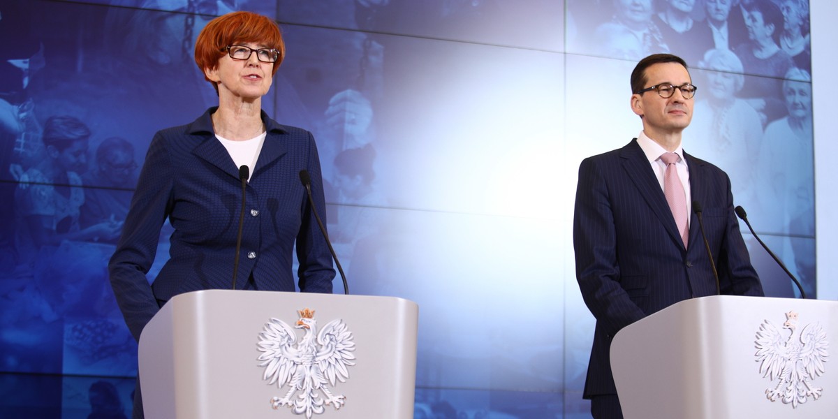 Premier Mateusz Morawiecki i minister Elżbieta Rafalska na konferencji prasowej po posiedzeniu rządu