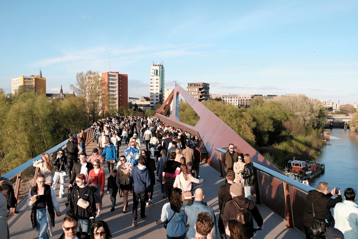 Tłok na kładce nad Wisłą