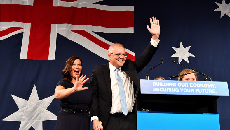 Rządząca w Australii konserwatywna koalicja pod kierownictwem Partii Liberalnej Australii (LPA) niespodziewanie wygrała wybory parlamentarne w tym kraju, co oznacza, że dotychczasowy premier Scott Morrison pozostanie na stanowisku.