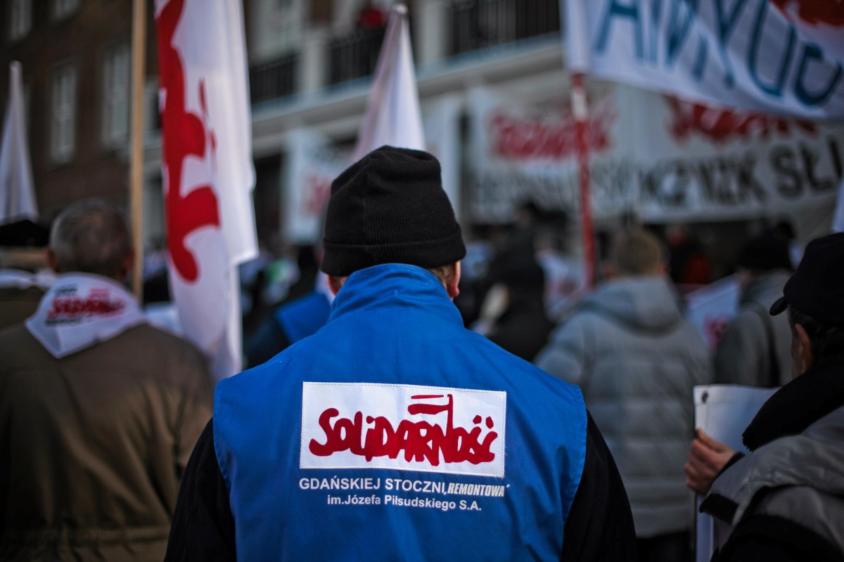 Związkowcy z "Solidarności" podczas pikiety przed Pomorskim Urzędem Wojewódzkim