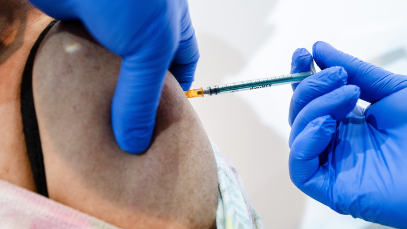 Chaos z zapisami na szczepienia. Kto i kiedy zarejestruje się na zastrzyk przeciw COVID-19
