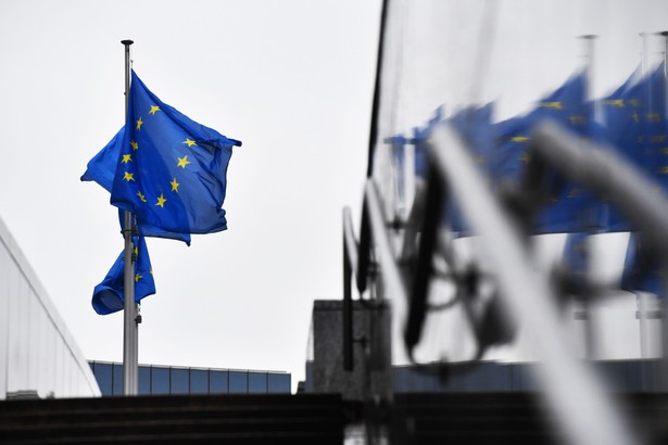 Flagi Unii Europejskiej przed budynkiem Berlaymont, Bruksela, Belgia.