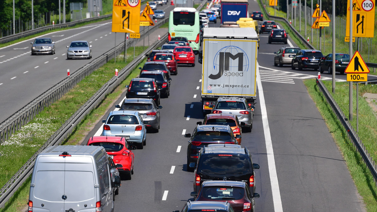 W poniedziałek i wtorek kierowcy przejeżdżający autostradową obwodnicą Poznania muszą się liczyć z kolejnymi utrudnieniami związanymi z rozbudową A2. Do końca roku na poznańskim odcinku trasy w obu kierunkach powstanie trzeci pas ruchu.