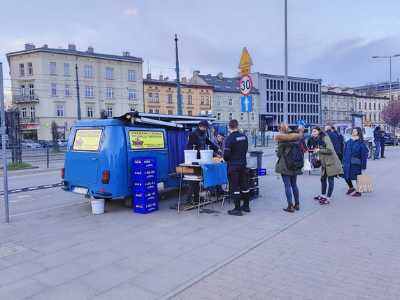 Kultowe krakowskie kiełbaski z nyski pod Halą Targową