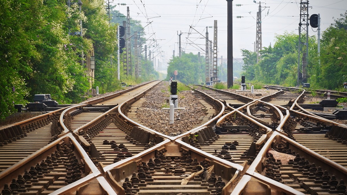 Kosztem blisko 400 mln zł zarządca kolejowej infrastruktury kończy unijny projekt, który zapobiegł powstawaniu wąskich gardeł na liniach kolejowych między Zawierciem i Jaworznem Szczakową (Śląskie). To linie ważne tak dla ruchu osobowego, jak i towarowego.