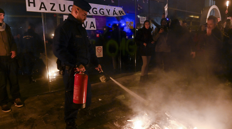 Tüntetés a közmédia székházánál / Fotó: MTI Koszticsák Szilárd