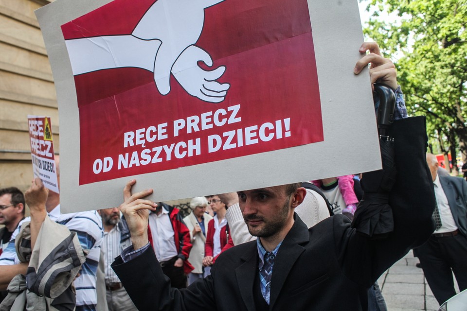 Protest przed MEN. "Ręce precz od naszych dzieci"