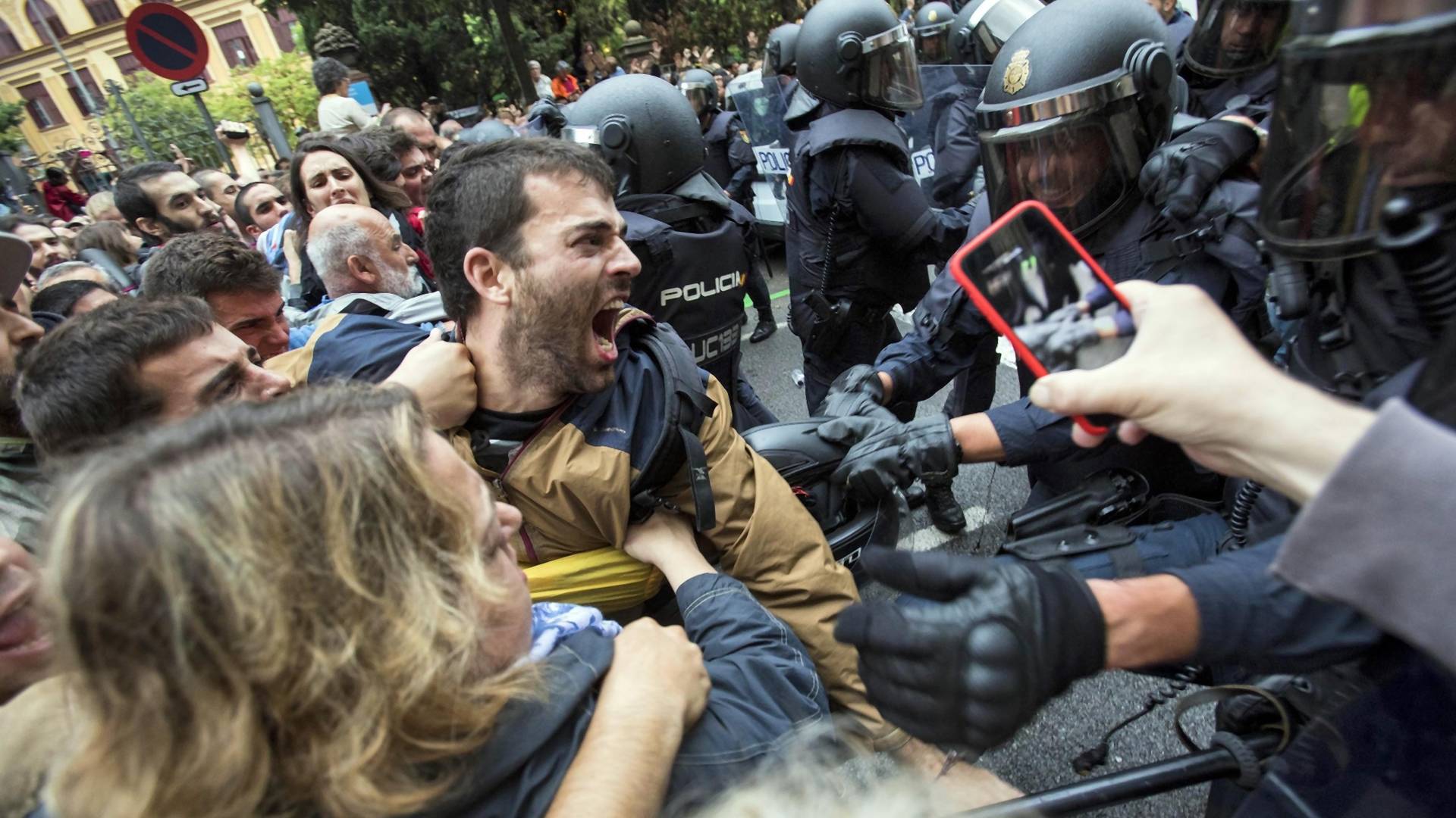 "Patrz, to mojego ojca ciągną po ziemi, a wujkowi złamali nos!". Polak o walczącej o niepodległość Katalonii