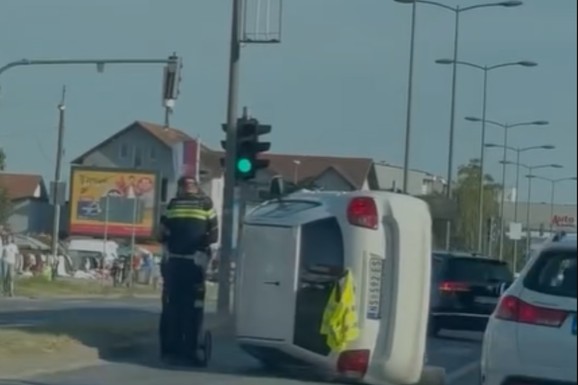 PREVRNUO SE AUTOMOBIL Nesreća u Novom Sadu kod Najlon pijace, policija na licu mesta (FOTO)