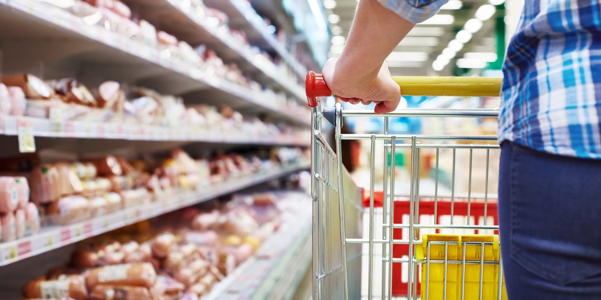 sklep supermarket zakupy koszyk kobieta żywność