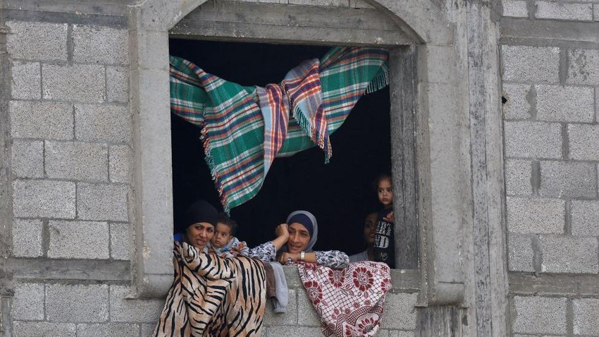Palestinci gledaju kroz prozor u Gazi posle objave prve faze dogovora o prekidu vatre | Foto: Reuters