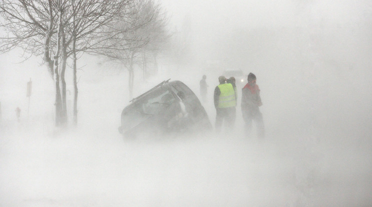 Az országra törő hóviharban rengeteg autó rekedt el, a behavazott 74-es főúton,  Magyarszentmiklós határában volt, akinek az autója csúszott árokba március 14-én / Fotó: MTI Fotó: Varga György
