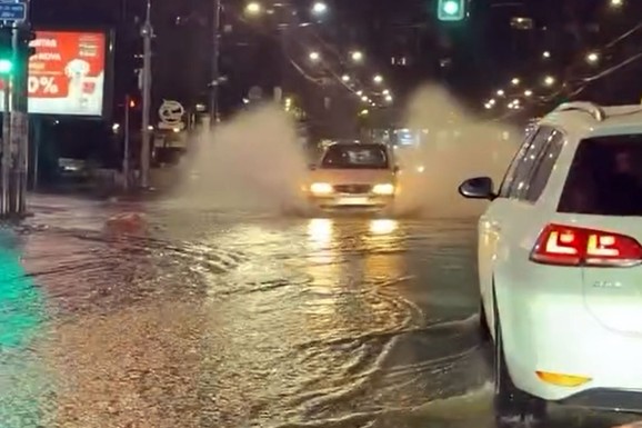 "AUTOMOBILI PLIVAJU" Influenser snimio bujice koje teku ulicama Beograda, voda mu ušla u kola - devojka preplašena: "Mokre su mi noge" (Video)