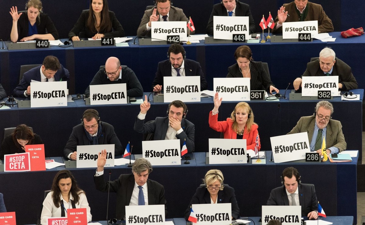 Gdy w Parlamencie Europejskim trwała debata, przed budynkiem odbywał się protest przeciwników porozumienia.
