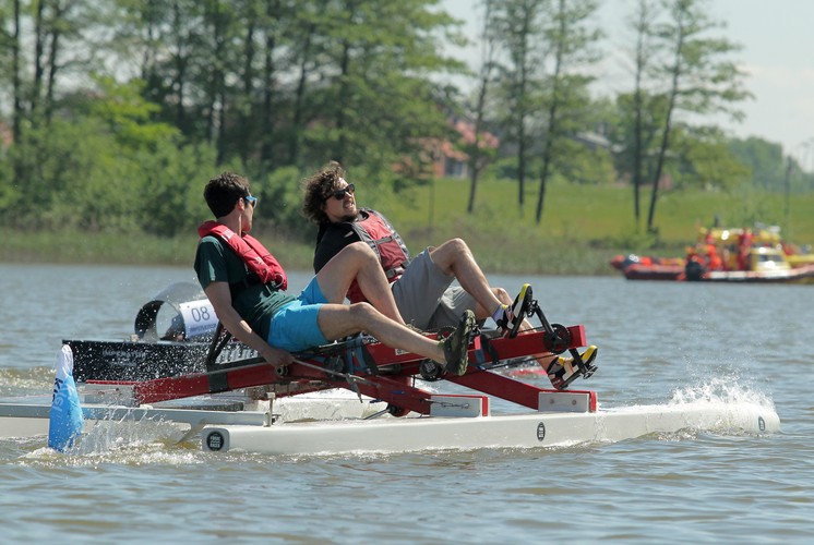 Wszystkie startujące w regatach jednostki wodne są napędzane pracą ludzkich mięśni. W czwartek rozgrywane są pierwsze wyścigi kwalifikacyjne, finały zaplanowano na sobotę. <br><br>mbo/ zan/<br>fot.  (sj) PAP/Tomasz Waszczuk