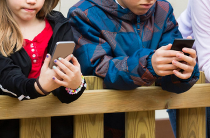 Dziś niemal każdy uczeń korzysta ze smartfona