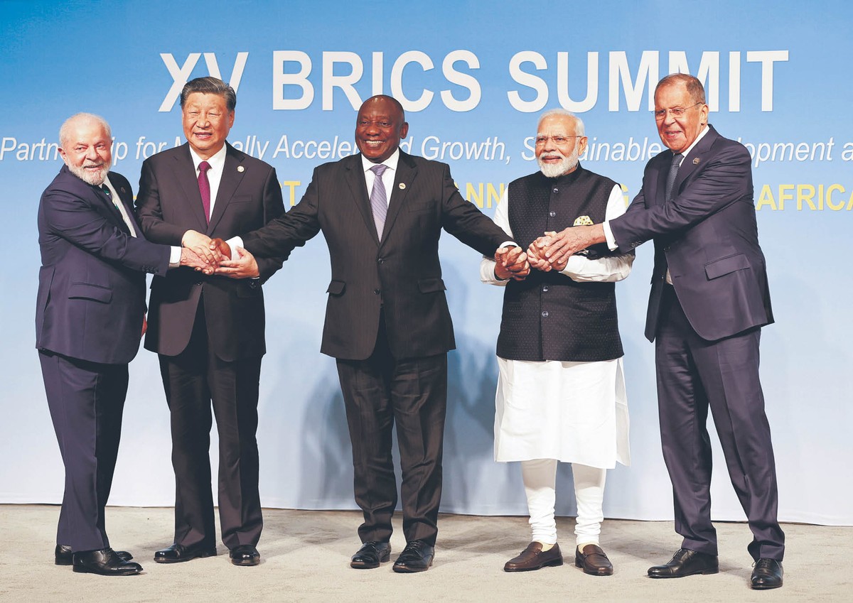 Prezydent Brazylii Luiz Inácio Lula da Silva, przywódca Chin Xi Jinping, prezydent Republiki Południowej Afryki Cyril Ramaphosa, premier Indii Narendra Modi i minister spraw zagranicznych Rosji Siergiej Ławrow podczas szczytu BRICS.