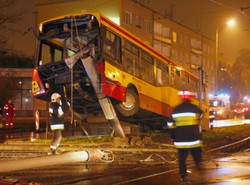 Nocny autobus zawisł na słupie