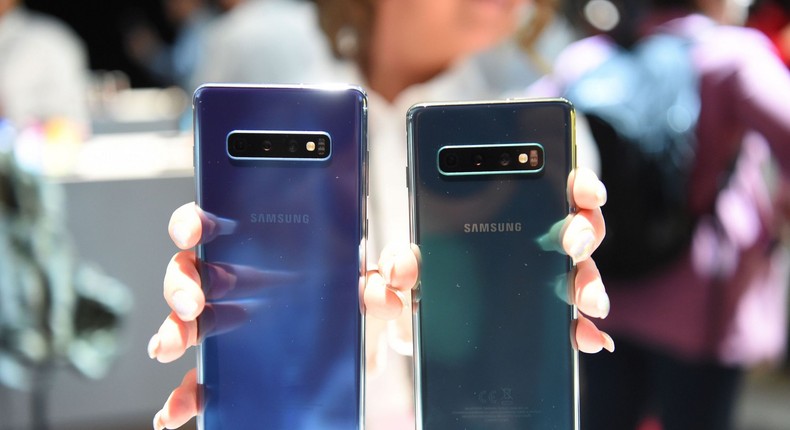 Galaxy S10 side by side