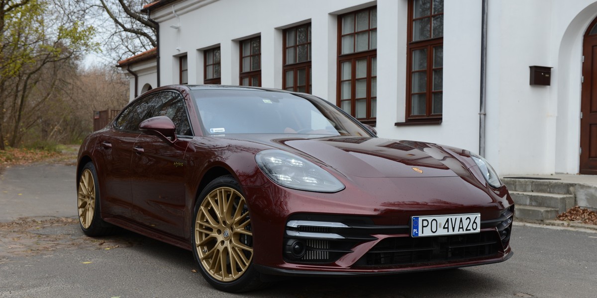 Porsche Panamera Turbo S e-hybrid to samochód o wielu obliczach. Dzięki 700 koniom potrafi jeździć jak sportowe 911, ale z drugiej strony na długich dystansach jest jak luksusowa limuzyna. Na dodatek taka, która oszczędnie gospodaruje paliwem.