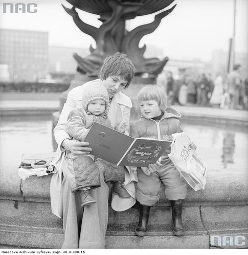 To zdjęcie mogłoby reklamować Dom Książki, bardzo popularne księgarnie w czasach PRL