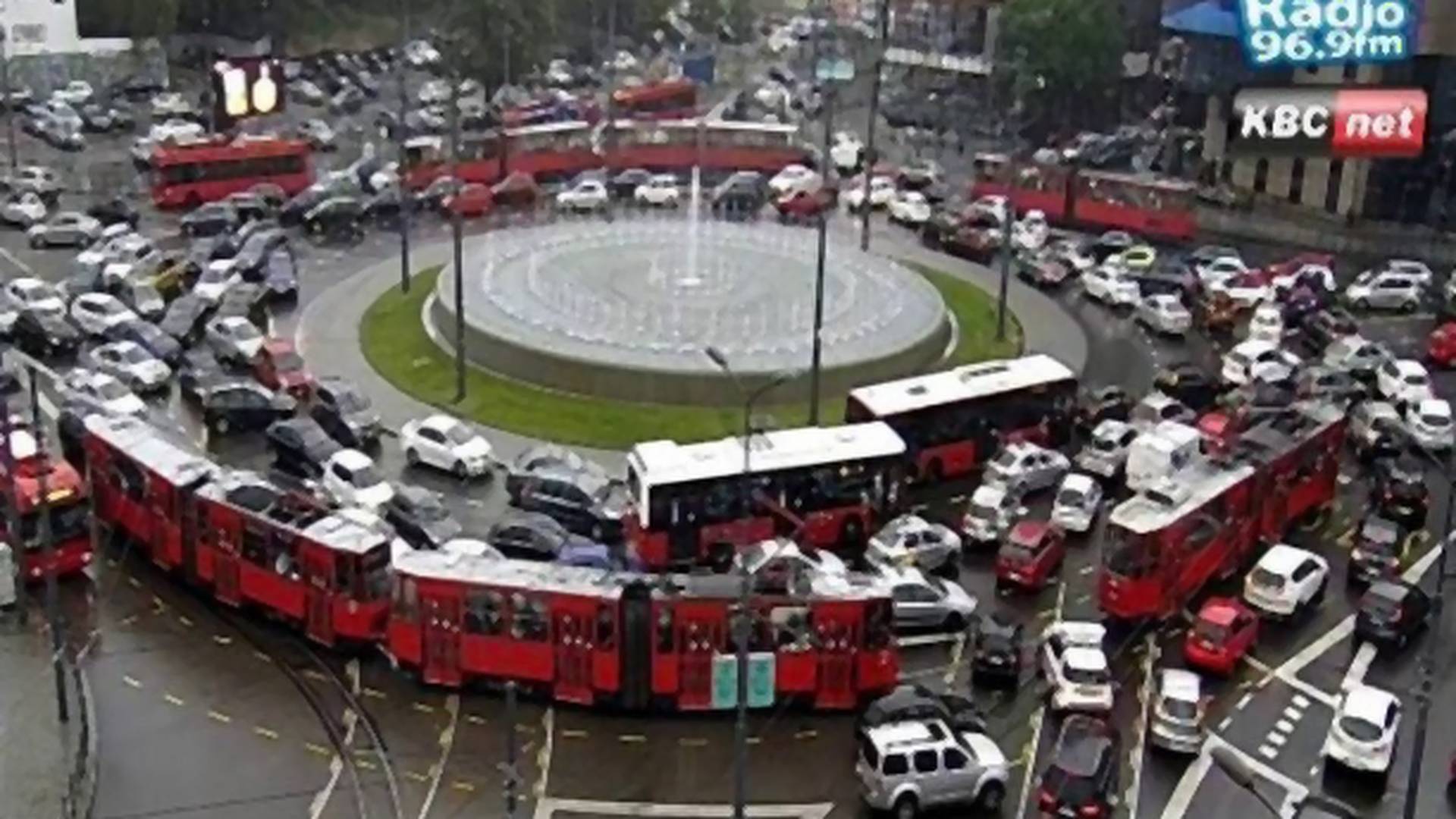 I posle ove kiše Beograd poplavljen, haos na Slaviji, autobusi stoje u barama, voda ušla u zgrade - ljudi se pitaju dokle