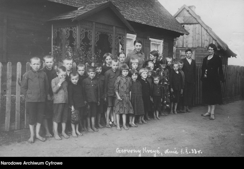 Uczniowie szkoły powszechnej w Czerwonym Krzyżu przed budynkiem szkolnym w 1933 r.