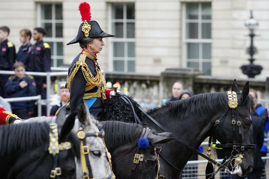 Prințesa Anne în timpul procesiunii de încoronare